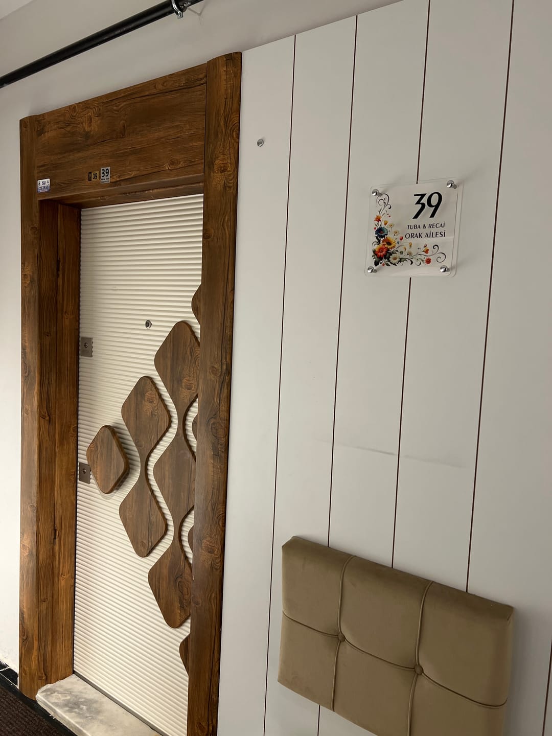 Customer photo review of Kişiye Özel Renkli Çiçekli Kapı İsimliği