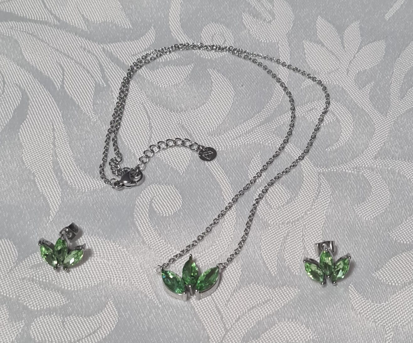 Customer photo review of Lotus Ohrstecker | 18K vergoldet