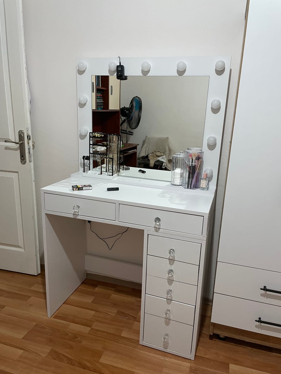 Customer photo review of Rani BJ115 Hollywood Işıklı Aynalı Kulis Makyaj Masası 7 Çekmeceli Takı Düzenleyici Beyaz