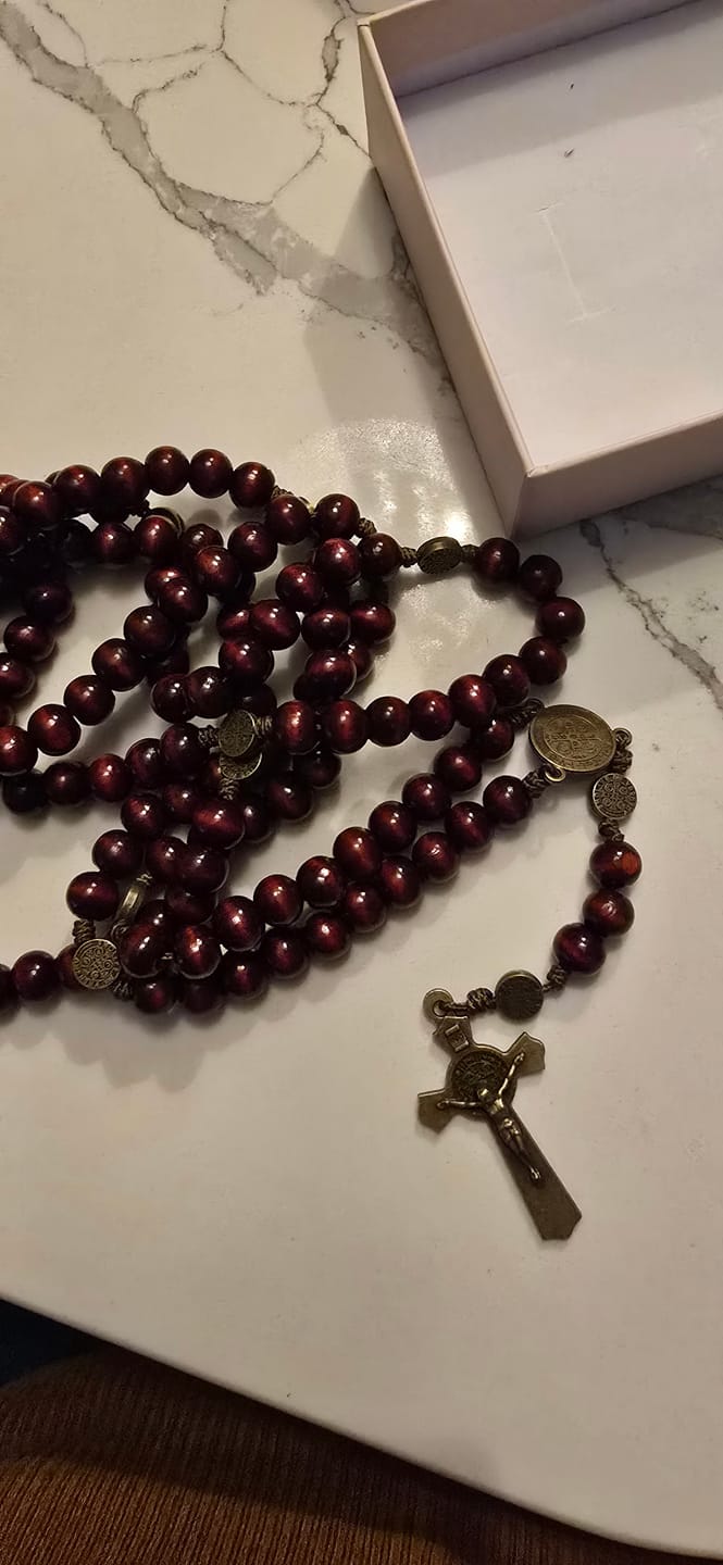 Customer photo review of Christianartworkshop 15/20 Decade Olive Wood Rosary with St. Benedict, Crucifix & Waist Chain Design—Divine Devotion in Dual Use
