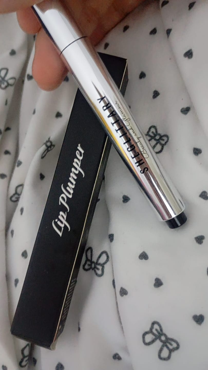 Customer photo review of Lip plumper / plump it!