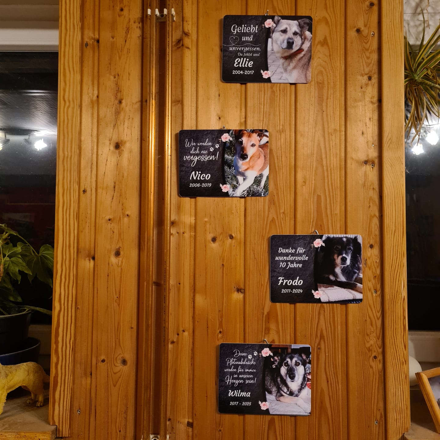 Customer photo review of Hunde Gedenktafel mit Foto & Spruch (UV- & Wetterfest)