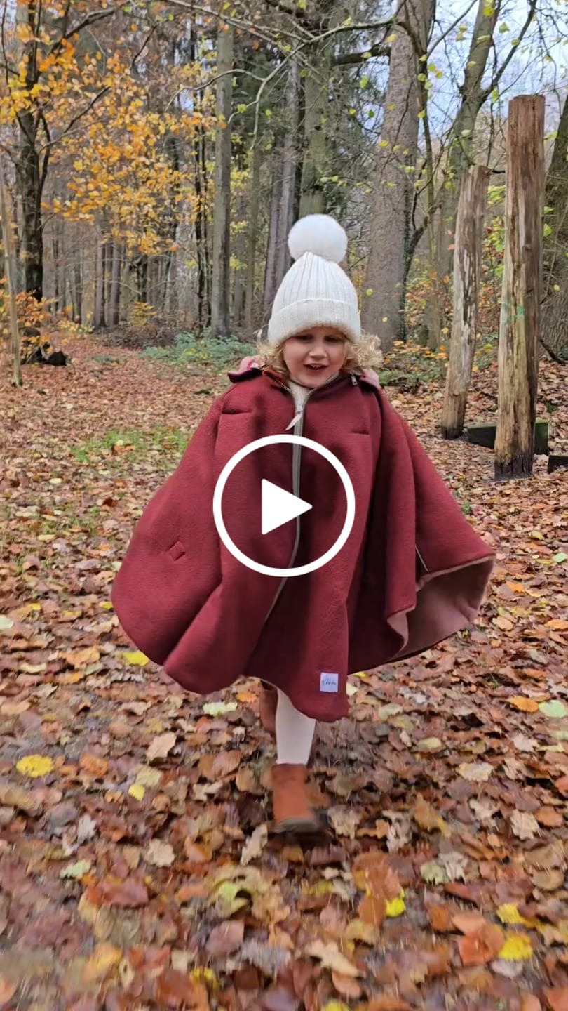 Customer video review of XL Kindersitzponcho aus Wollwalk - in Wunschfarbe