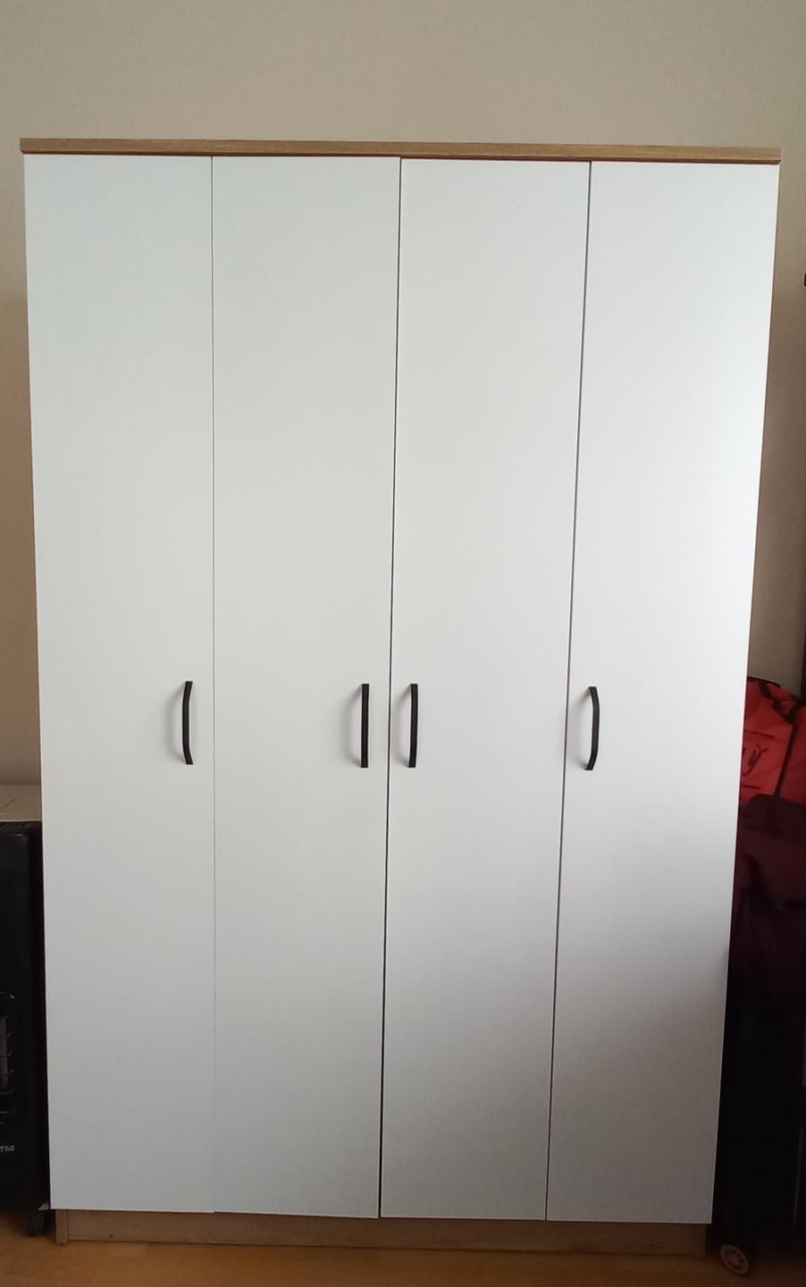 Customer photo review of Rani BA116 Geniş Gardırop Elbise Dolabı 4 Kapaklı 12 Raflı 2 Askılı Sepet Ceviz - Beyaz