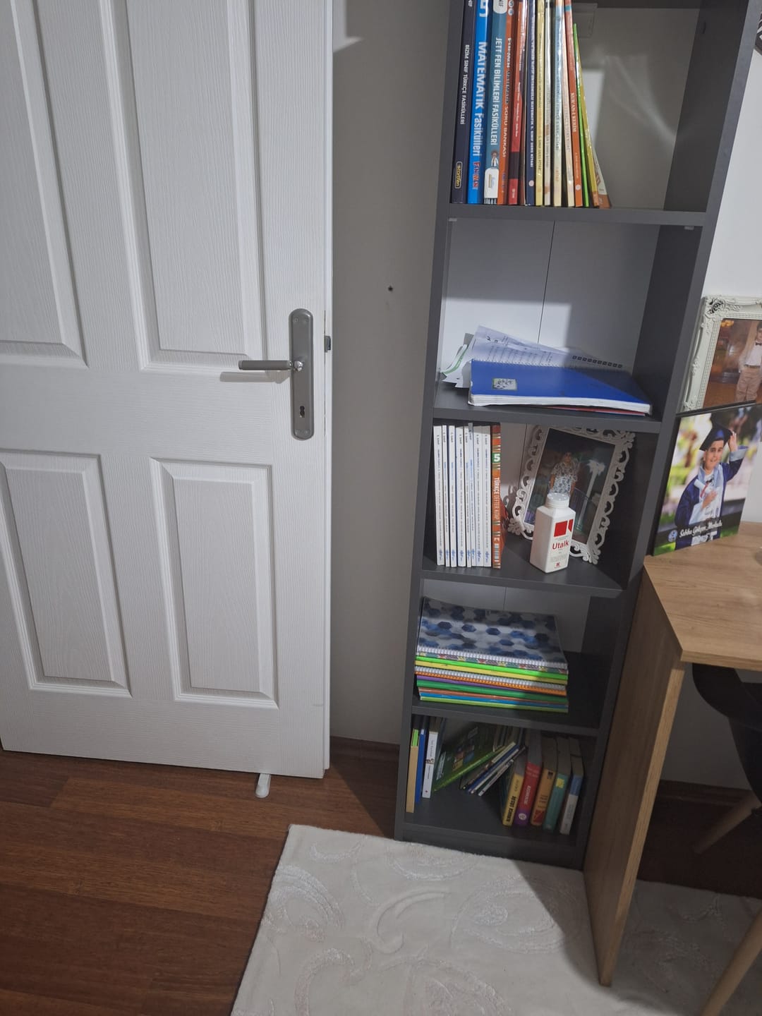 Customer photo review of Rani HC111 Kitaplık 5 Raflı Çalışma Odası Kütüphane Modern Duvar Rafı Antrasit