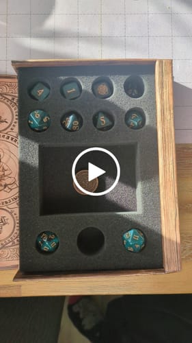 Customer video review of Verschiedene Klassenwürfel-Sets in Foliant-Etui (10 Würfel, 1 Münze)