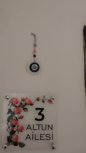Kişiye Özel Pembe Gül Dallı Kapı İsimliği için fotoğraflı müşteri yorumu