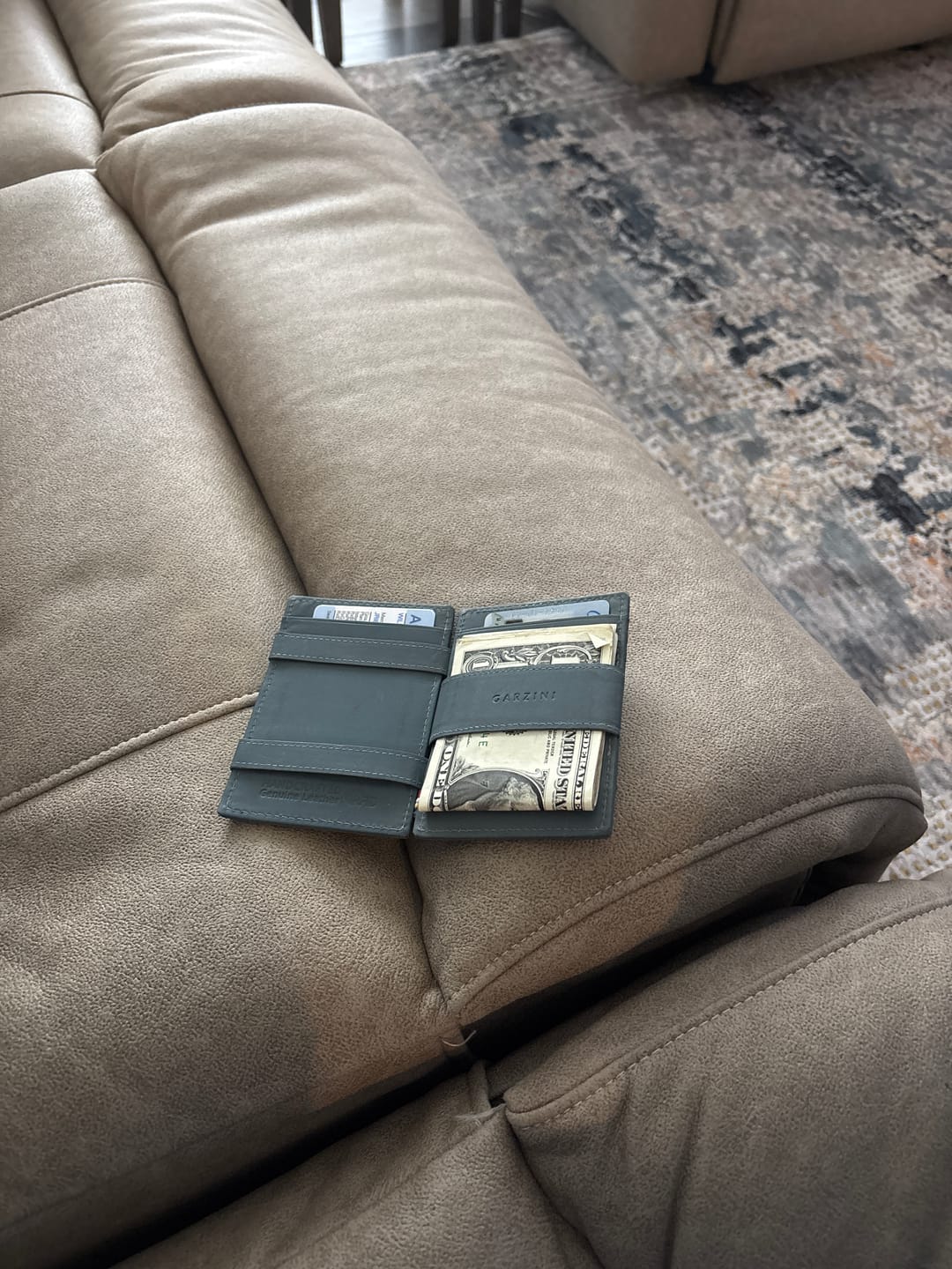 Customer photo review of Magic Wallet - 10 Cards