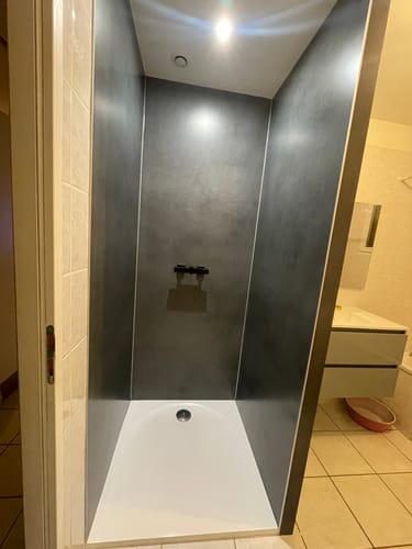 Customer photo review of Panneau Mural Beton Gris Foncé PVC - 260 x 120 cm 100% Imperméable