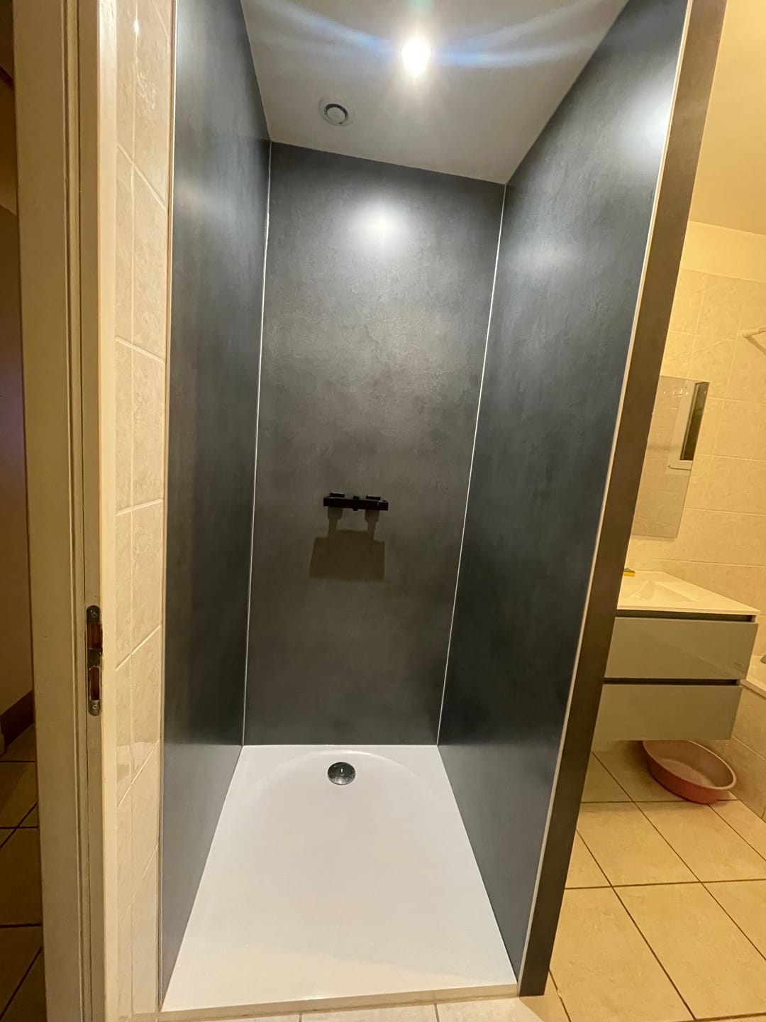 Customer photo review of Panneau Mural Beton Gris Foncé PVC - 260 x 120 cm 100% Imperméable