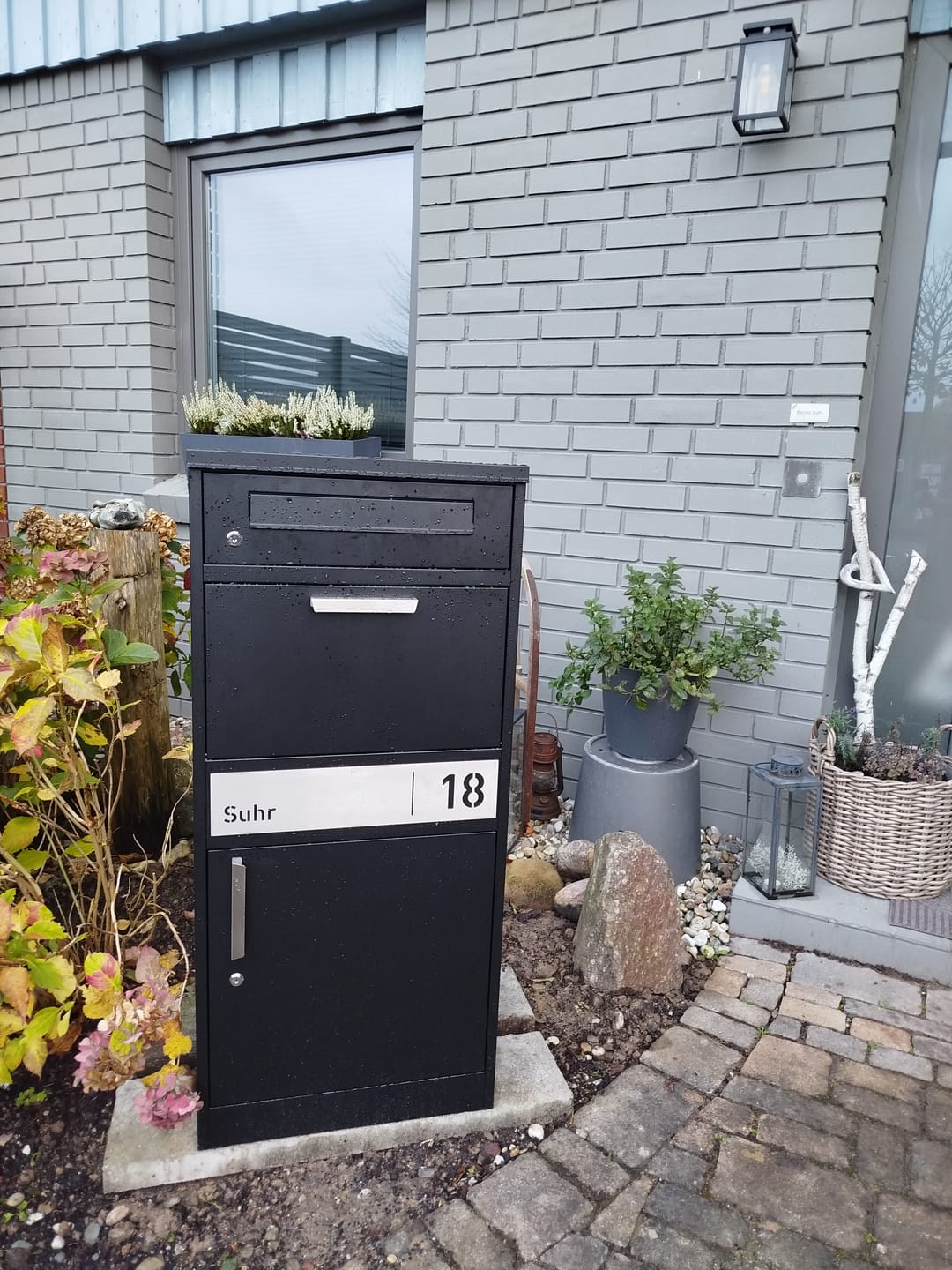 Customer photo review of Paketbox PB1 mit Briefkasten | schwarz (RAL9005) | personalisiert mit Edelstahl-Schild