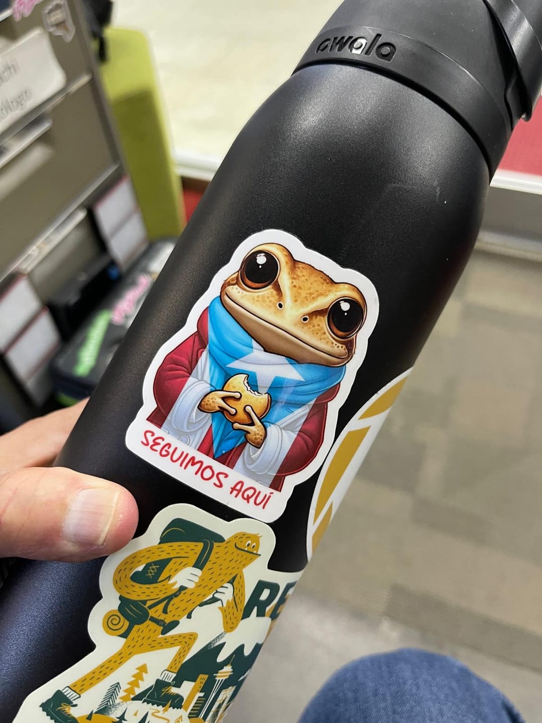 Customer photo review of Concho "Seguimos aquí" (Sticker Laminado)