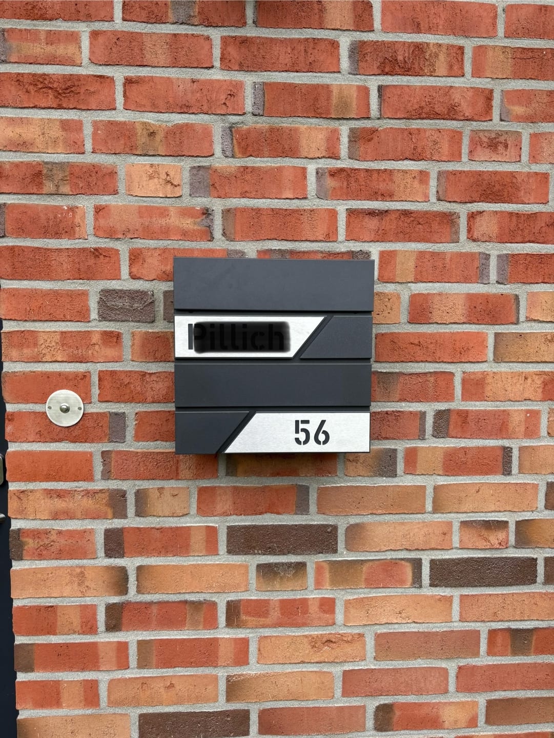 Customer photo review of AlbersDesign Briefkasten B1 Eisenglimmer (DB703) personalisiert mit Edelstahl-Schildern