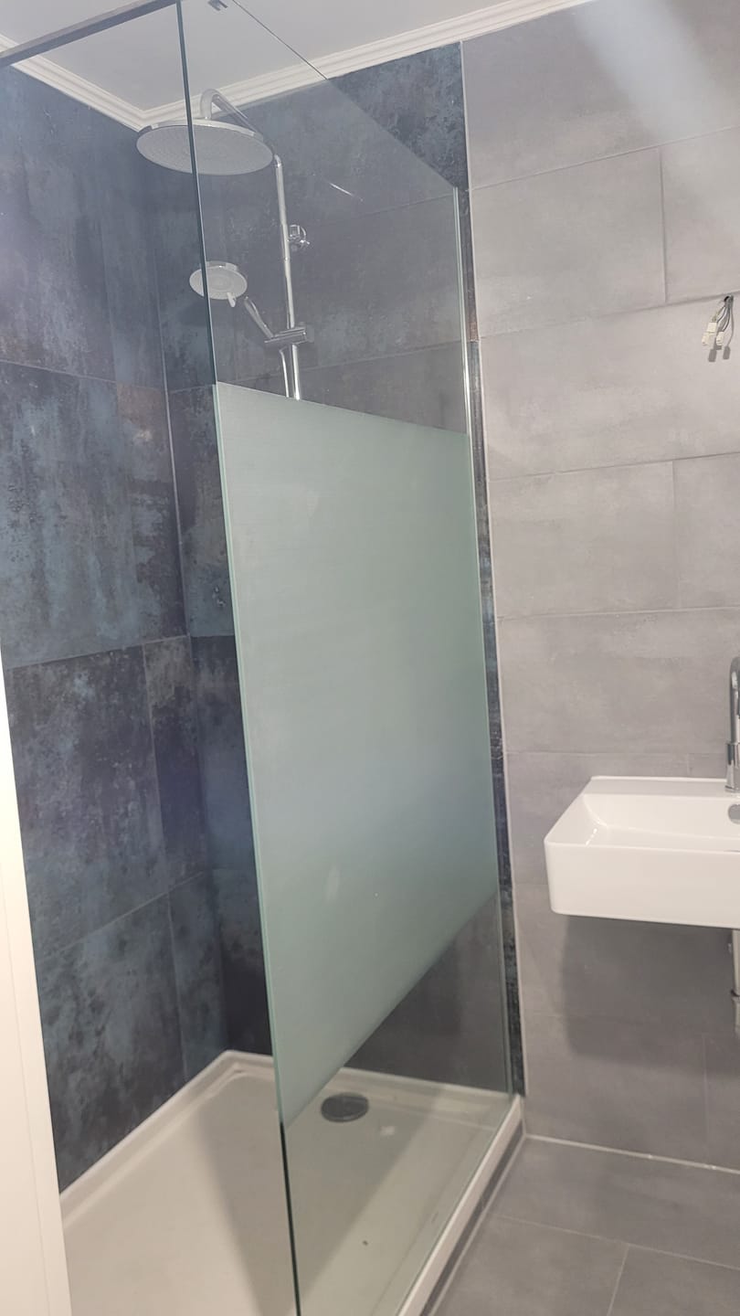 Customer photo review of SONNI Walk In Dusche Duschabtrennung Duschwand Nano Milchglas(teilsatiniert) Glasstärke 8/10mm Breite 70-140cm