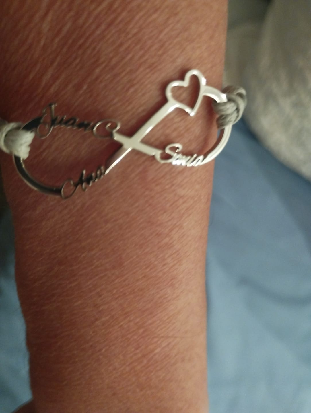 Customer photo review of Pulsera con el signo del infinito