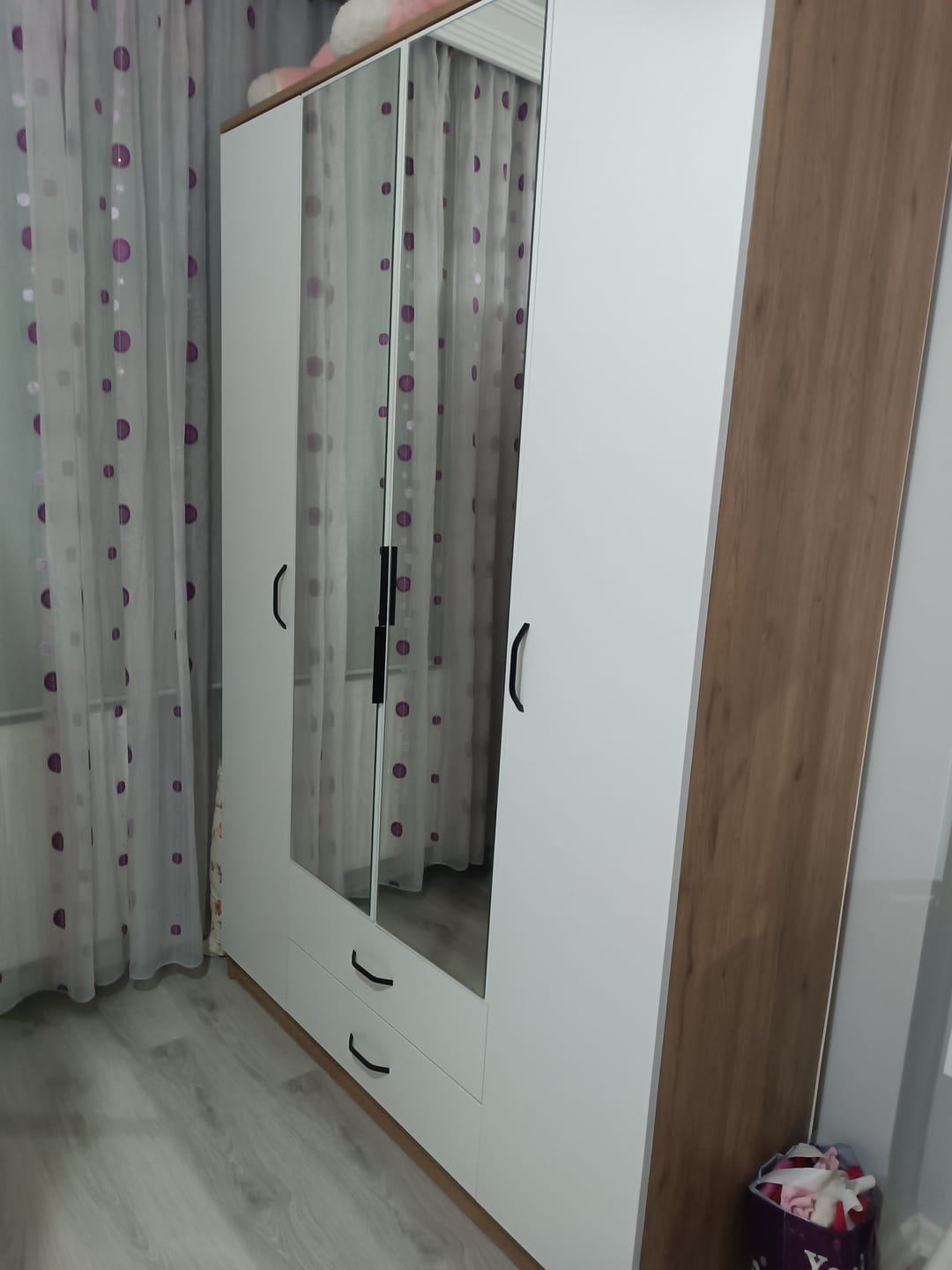 Customer photo review of Rani BA131 Geniş Gardırop Elbise Dolabı Aynalı Kapaklı 2 Çekmeceli 13 Raflı 1 Askılı Sepet Ceviz - Beyaz