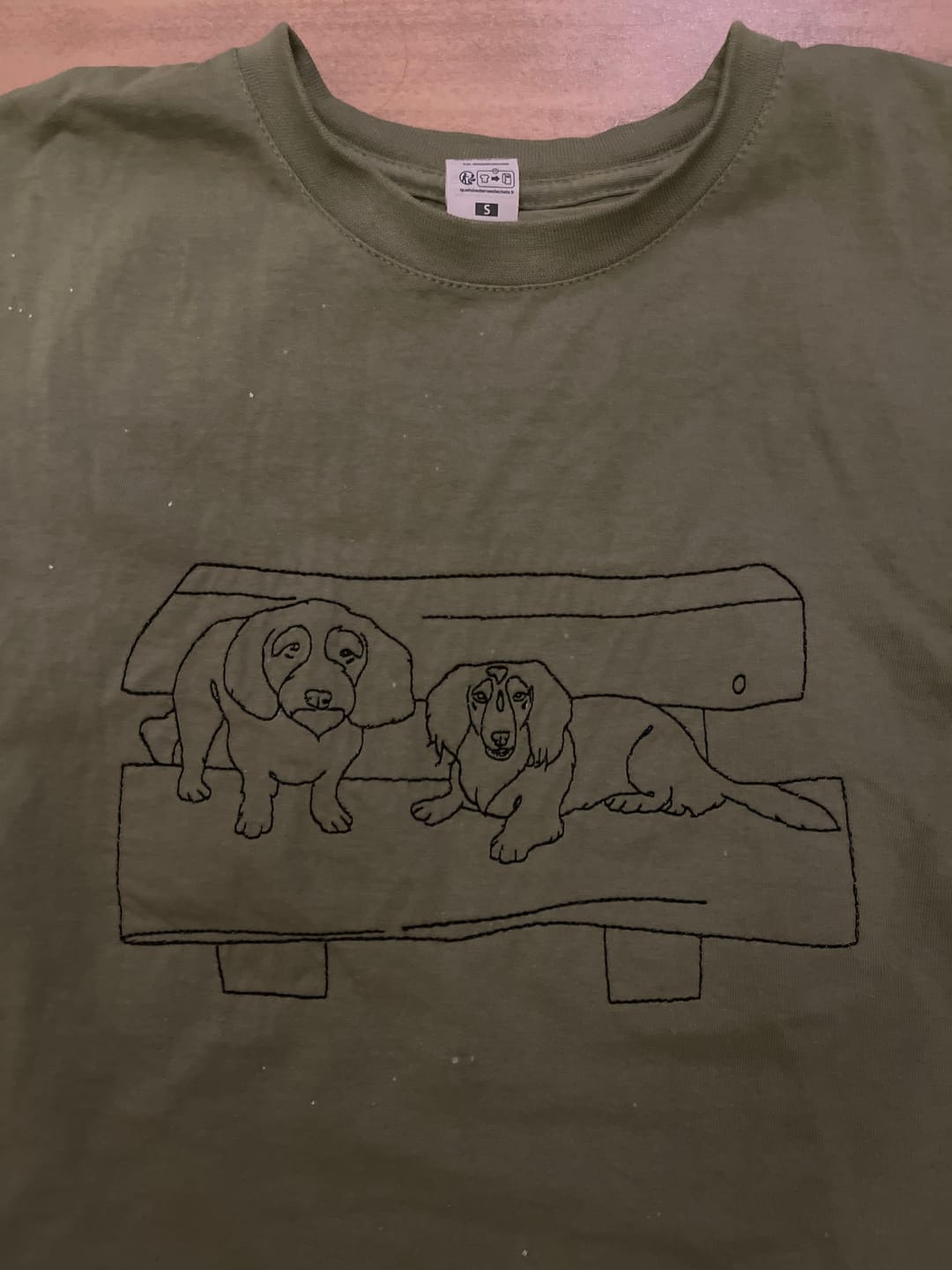 Customer photo review of Personalisiertes & besticktes T-Shirt mit Foto-Stickerei (Line-Art Stil)