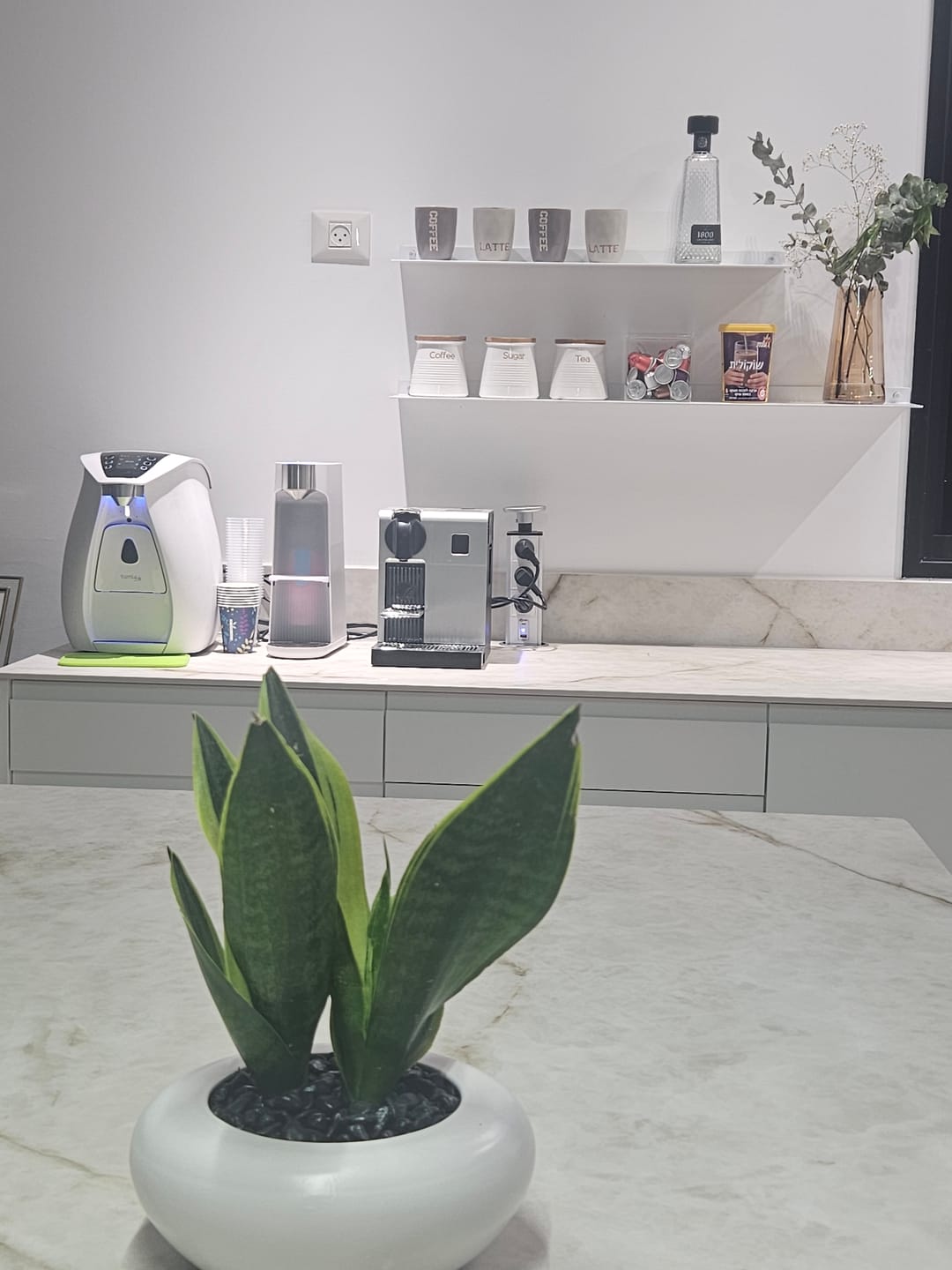 Customer photo review of מדף צף KAV – מדף אלומיניום בעיצוב סקנדינבי נקי