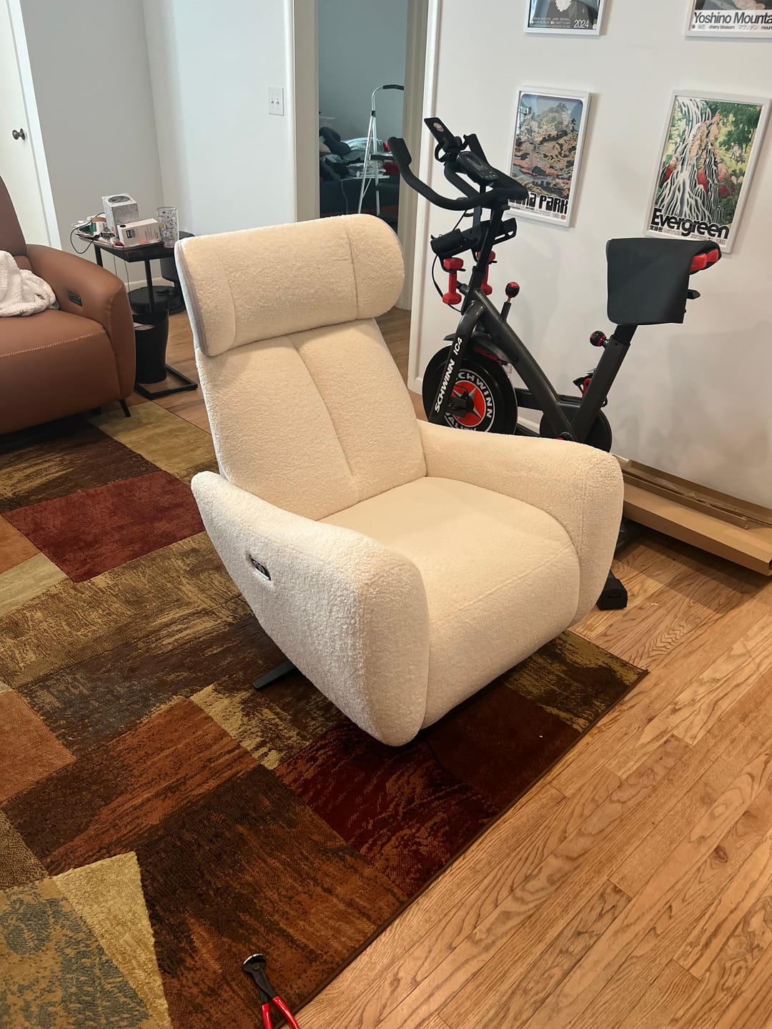 Customer photo review of SwanSing Swivel Power Zero Gravity Recliner Chair
