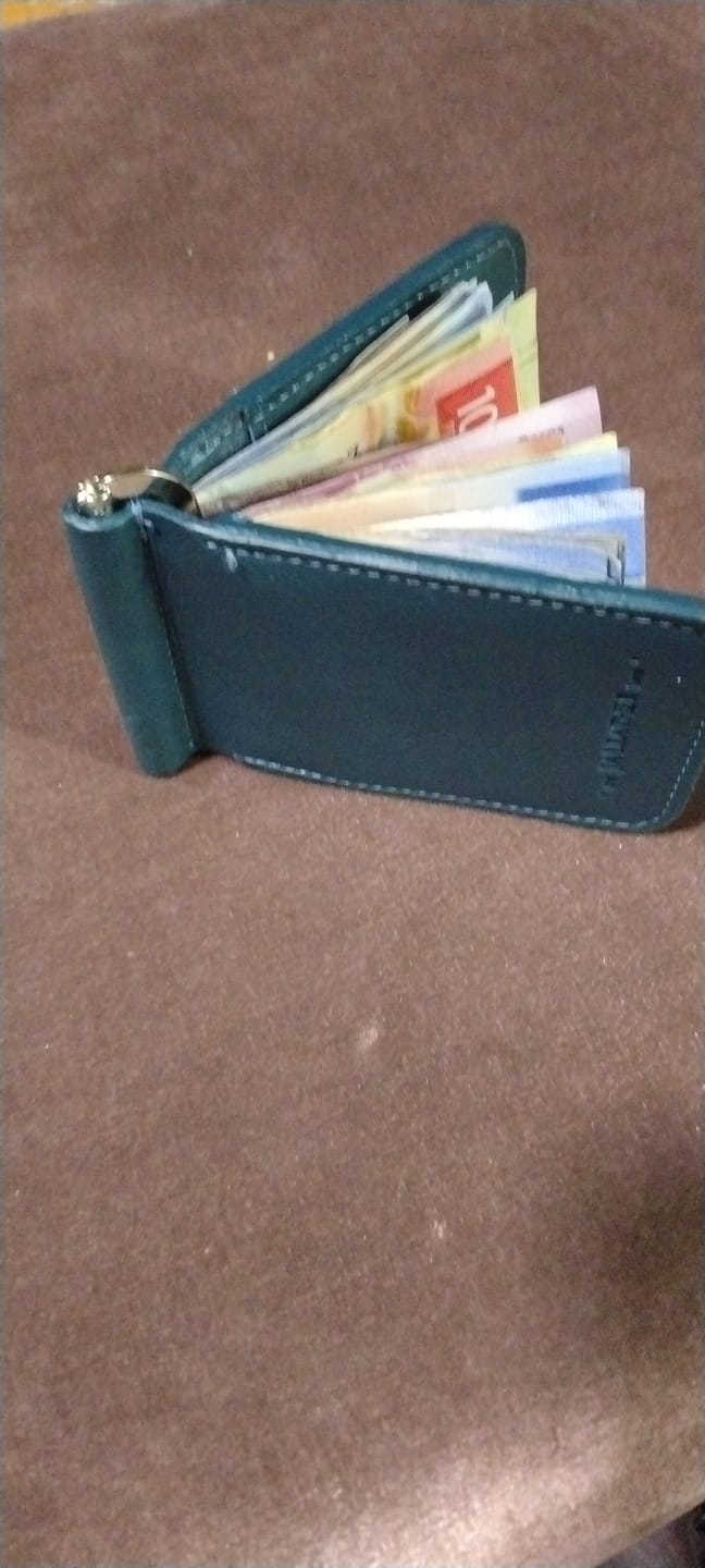 Customer photo review of Billetera de clip Cesar Blue Cherry
