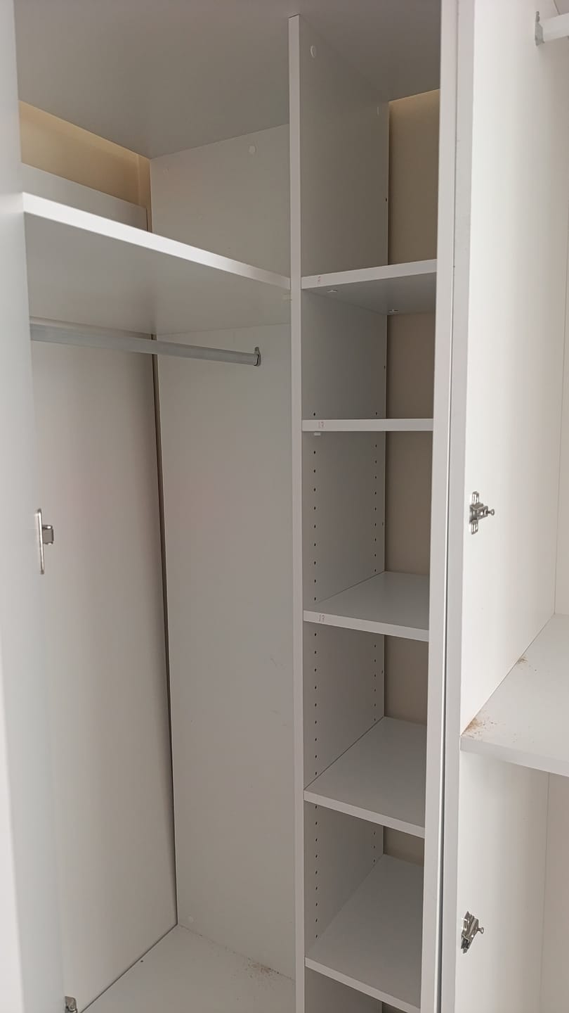 Customer photo review of Rani BA152 Geniş Köşe Gardırop Elbise Dolabı 6 Kapaklı 16 Raflı 3 Askılı Modüler Dolap Beyaz