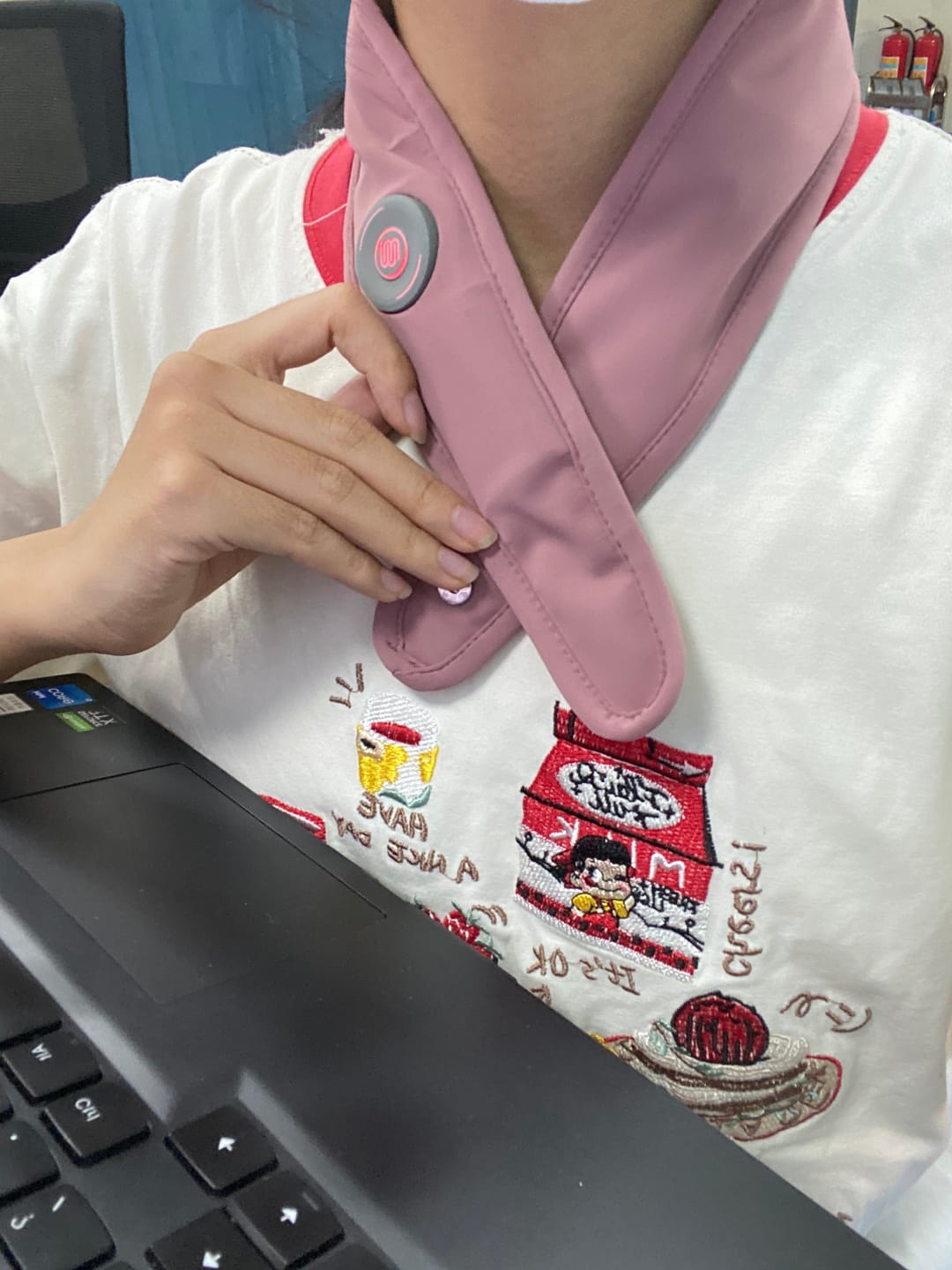 Customer photo review of 【New Arrival】CoziOmmi Rechargeable Neck Warmer 2.0   | Upgraded Graphene Neck Wrap | Shoulder Pain Relief| HK EMC certification