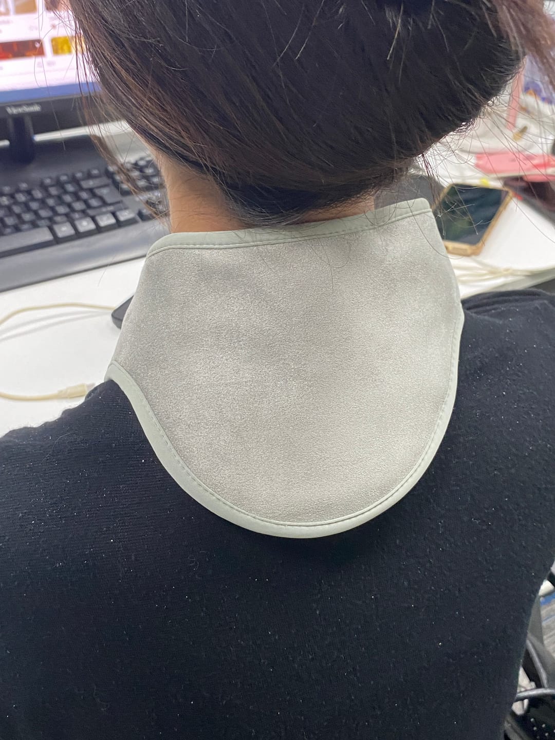 Customer photo review of 【New Arrival】CoziOmmi Rechargeable Neck Warmer 2.0   | Upgraded Graphene Neck Wrap | Shoulder Pain Relief| HK EMC certification