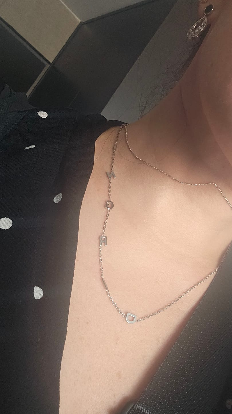 Customer photo review of Collar con iniciales personalizadas en horizontal