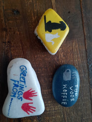 Customer photo review of 12/15 Stuks Santorini Schilderstenen 3-8 cm 1,5 KG Happy Stones + QR Codes voor de App