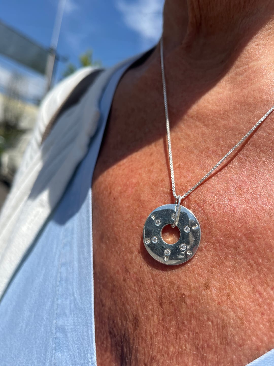 Customer photo review of Medalla De Plata Con Colgante Personalizable y Circón - Leonor