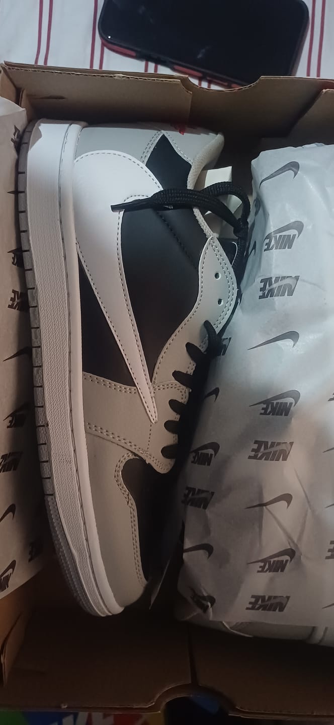 Customer photo review of Tenis Travis Low Concreto Negro
