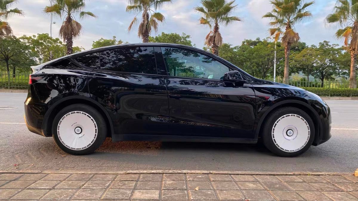 Customer photo review of EVAAM® Stylish Wheel Hubcap For Tesla Model 3/Y (4 PCS)