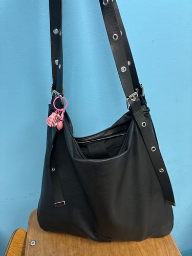 Reseña con foto de un cliente sobre Cartera De Hombro Notebook Hebillas