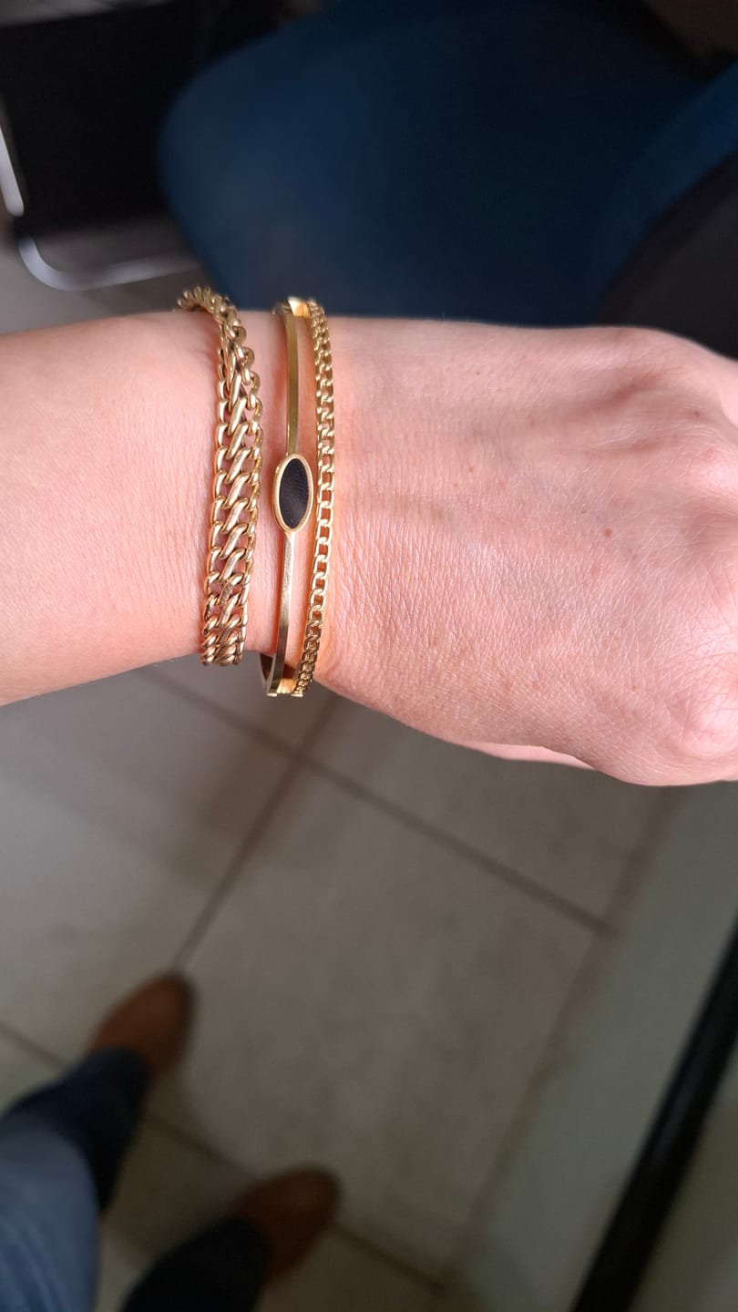 Customer photo review of Bracelete Camadas Ônix Banhado em Ouro 18k