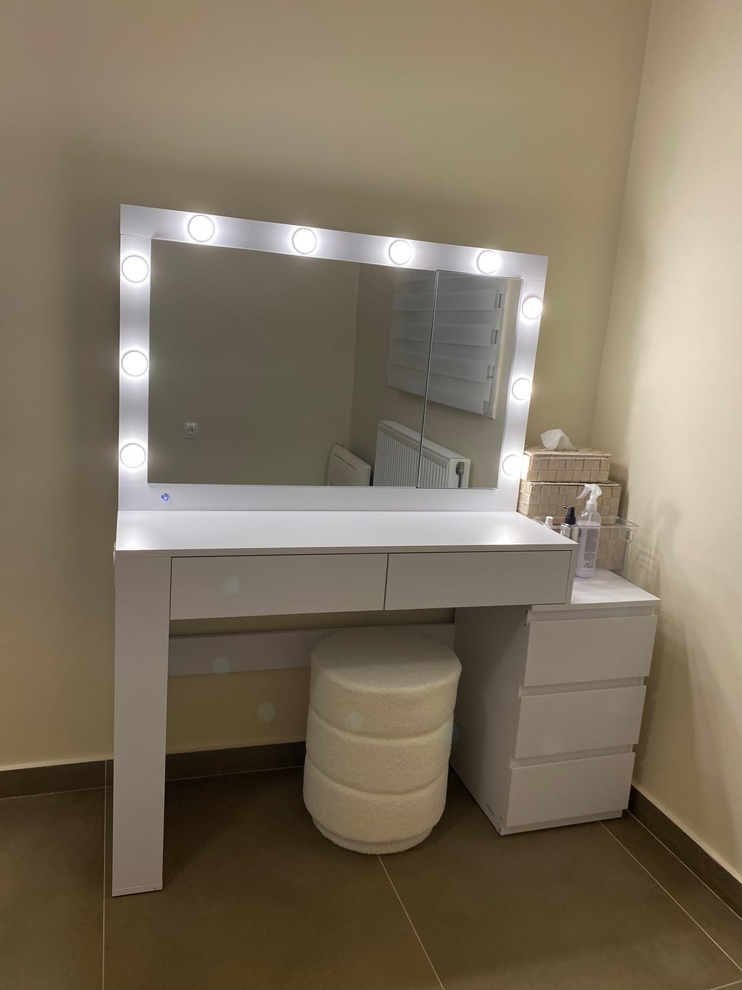 Customer photo review of Τραπέζι Μπουντουάρ Μακιγιάζ Μεικαπ με Ντουλάπι Κοσμημάτων Καθρέφτης Λευκό με Φωτισμό LED Ρυθμιζόμενη Φωτεινότητα RD-T127W01