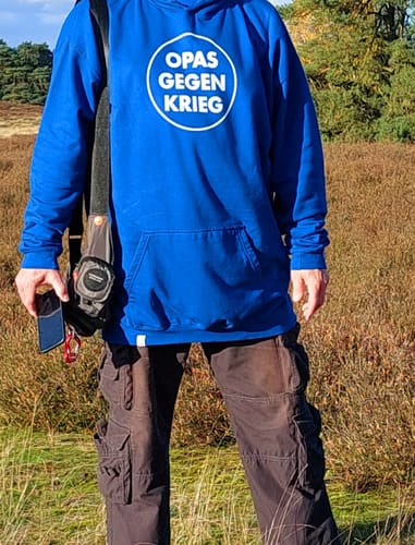 Customer photo review of PREMIUM SHIRT BUBEN • OMAS GEGEN KRIEG - dunkel