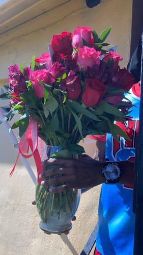 Customer photo review of Red & Hot Pink Vase 2 Dozen
