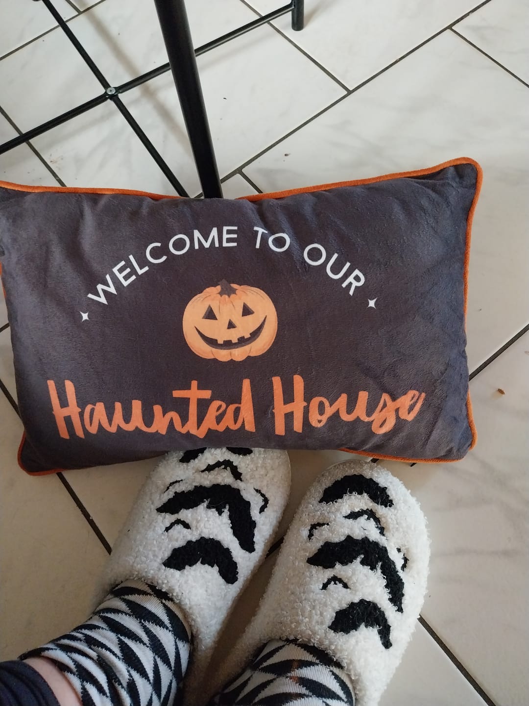 Customer photo review of Halloween Hausschuhe Weiß mit Fledermaus Motiv – Flauschige Plüsch Slipper