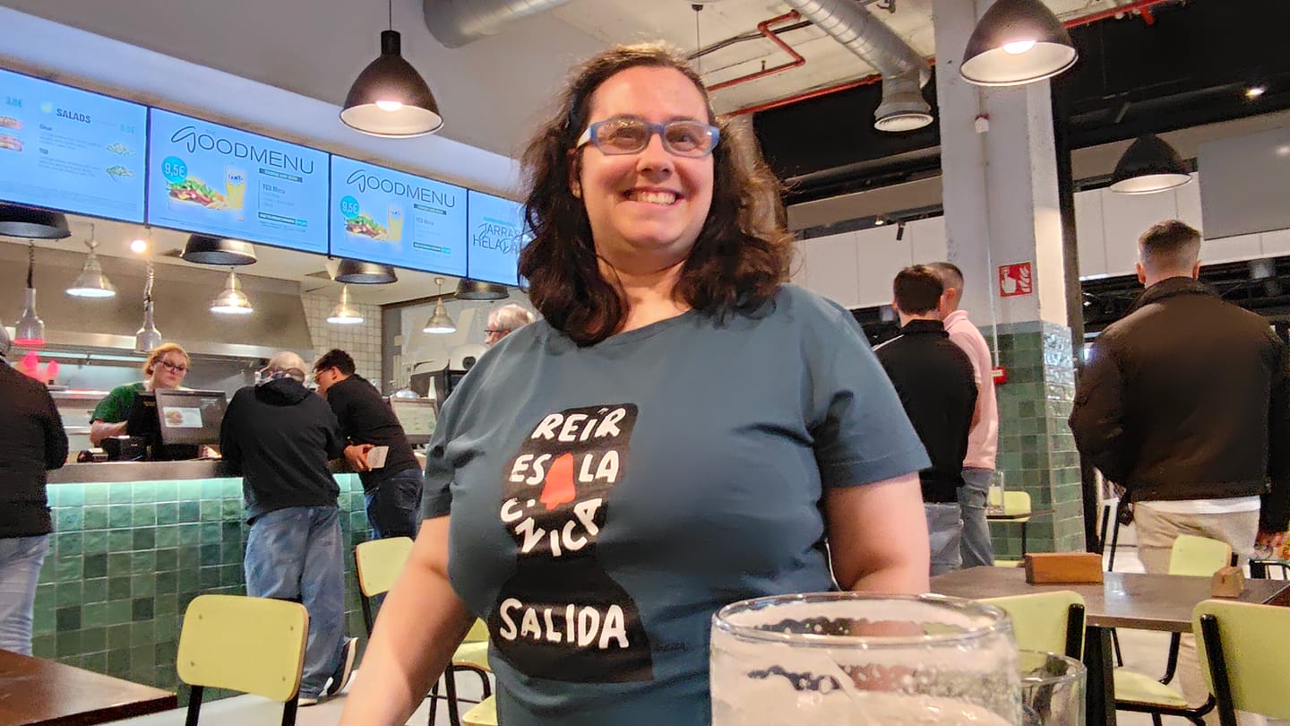 Customer photo review of Camiseta "Reír es la única salida"