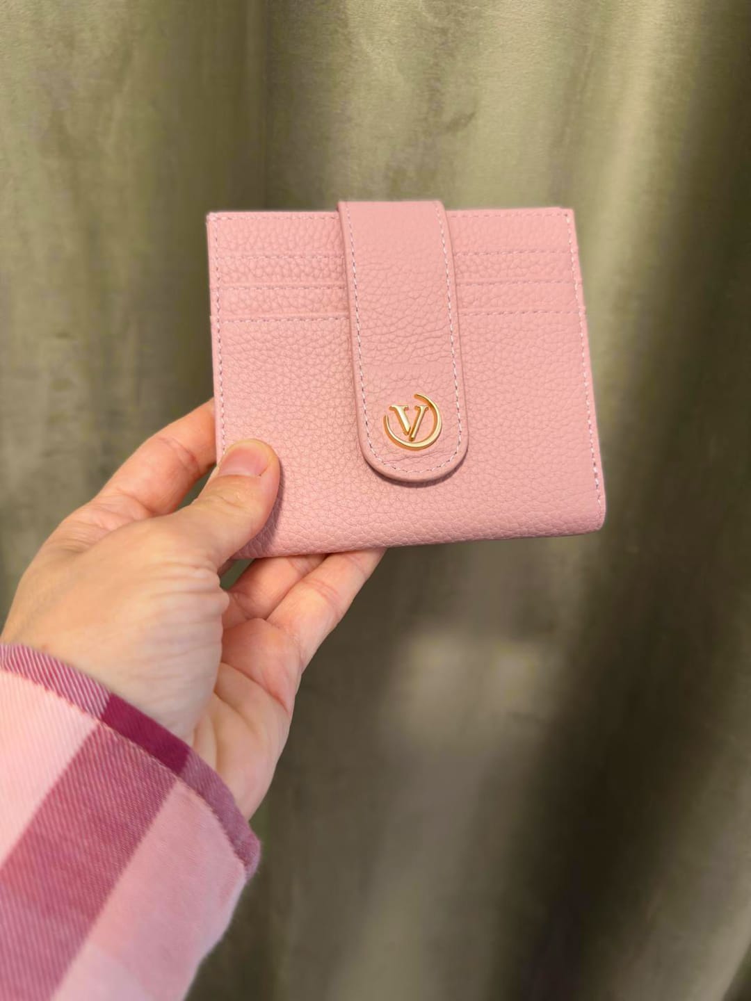 Customer photo review of Women's AirTag Wallet Deluxe Smart VN300