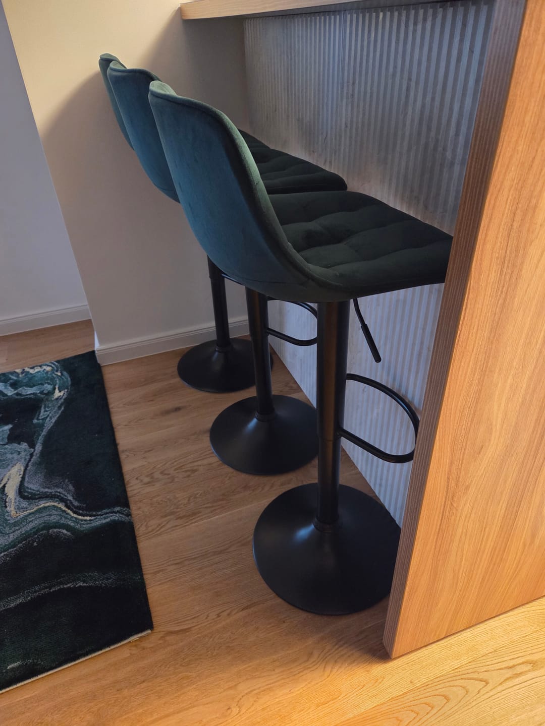Customer photo review of Scaun bar H95, verde inchis/gri inchis, stofa/otel, 43x44x84/106 cm