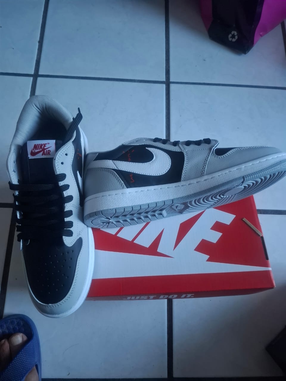 Customer photo review of Tenis Travis Low Concreto Negro