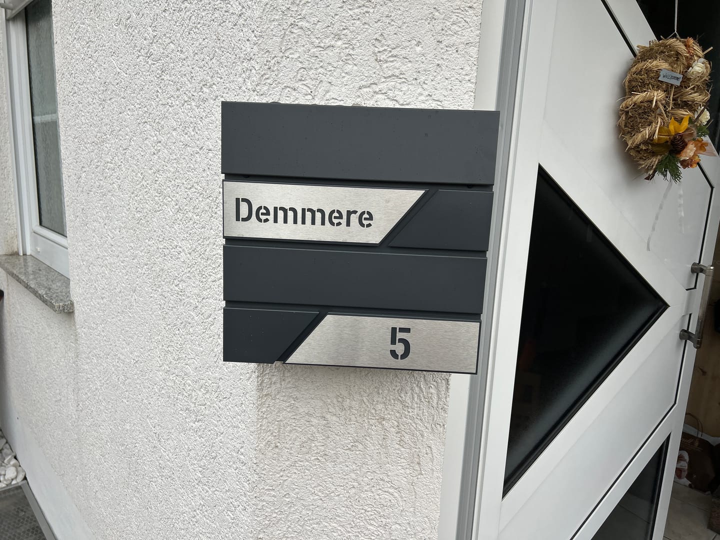 Customer photo review of AlbersDesign Briefkasten B1 anthrazit (RAL7016) personalisiert mit Edelstahl-Schildern