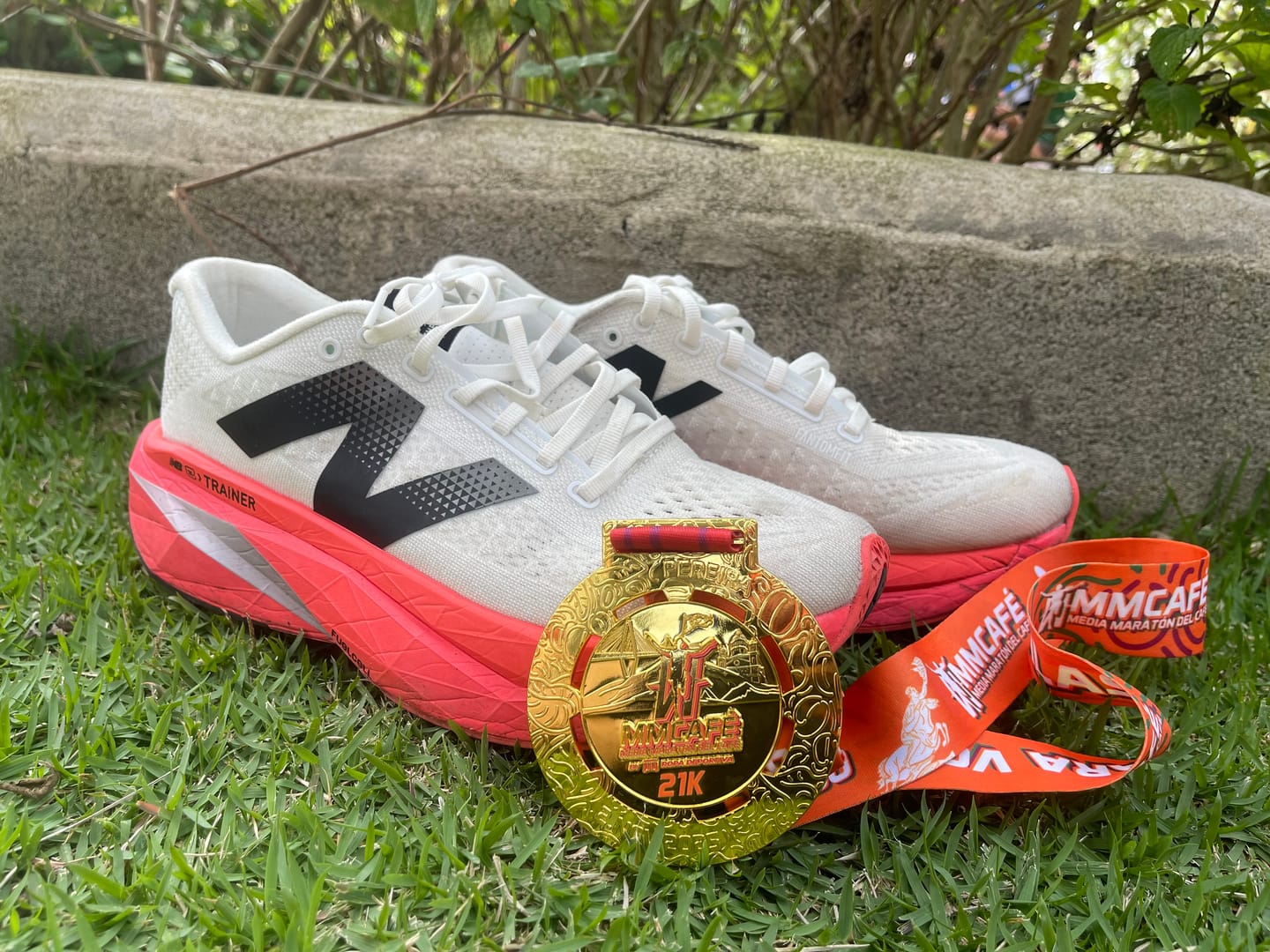 Customer photo review of New Balance FuelCell SuperComp Trainer v3 Hombre Urgent Red Sea Salt