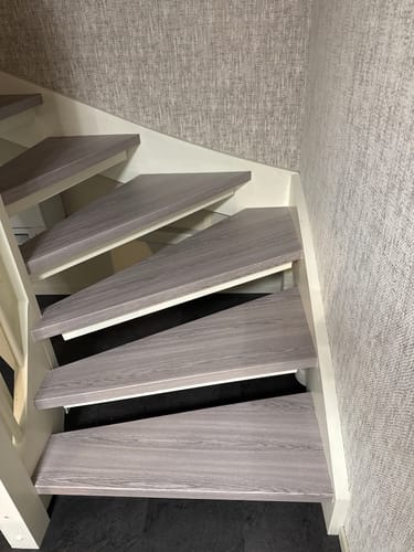 Kundeanmeldelse med bilde av Premium Manchester pine kontaktplast