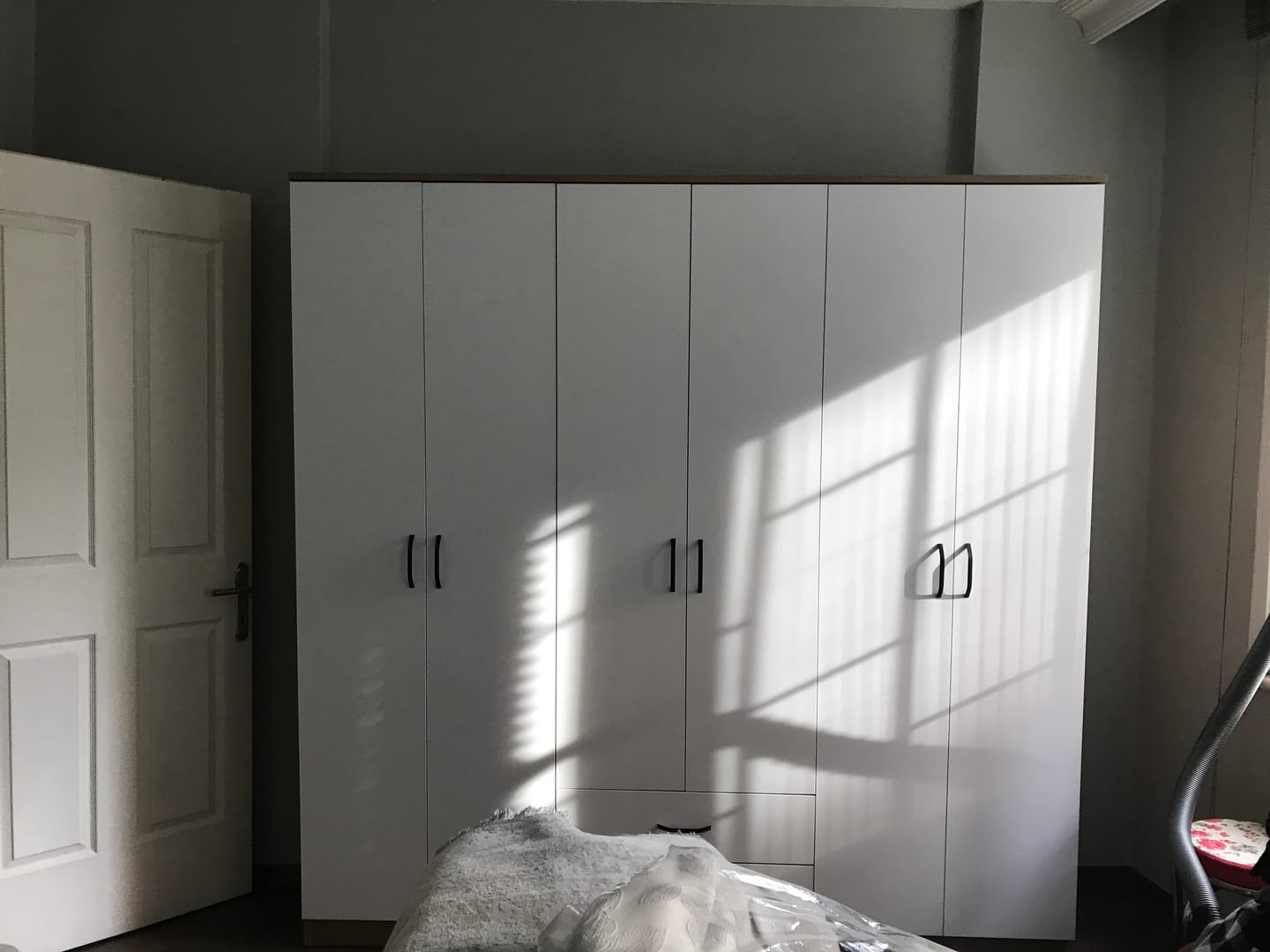 Customer photo review of Rani BA111 Geniş Gardırop Elbise Dolabı 6 Kapaklı 2 Çekmeceli 5 Raflı 3 Askılı Sepet Ceviz - Beyaz