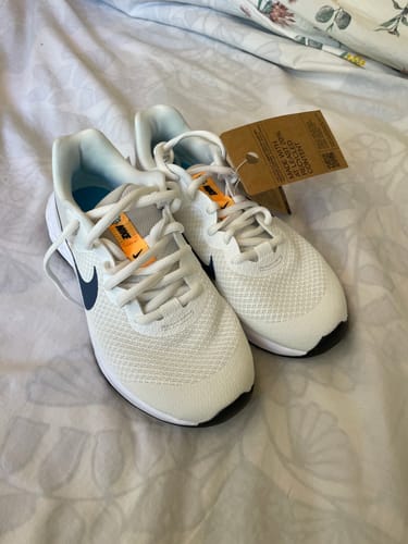 Customer photo review of Nike Revolution 6 Gs