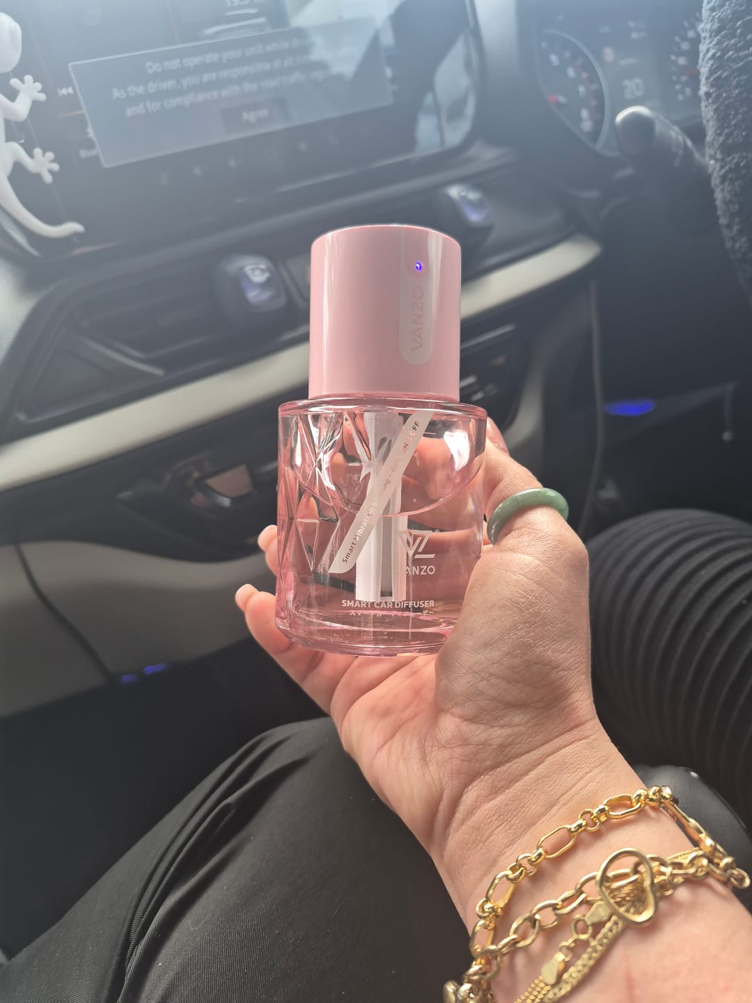 Customer photo review of 🍐 English Pear & Freesia (120ml) VANZO Smart Car Diffuser🌸🚗✨ - Light, elegant, fresh