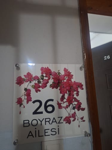 Kişiye Özel Begonvil Çiçekli Kapı İsimliği için fotoğraflı müşteri yorumu