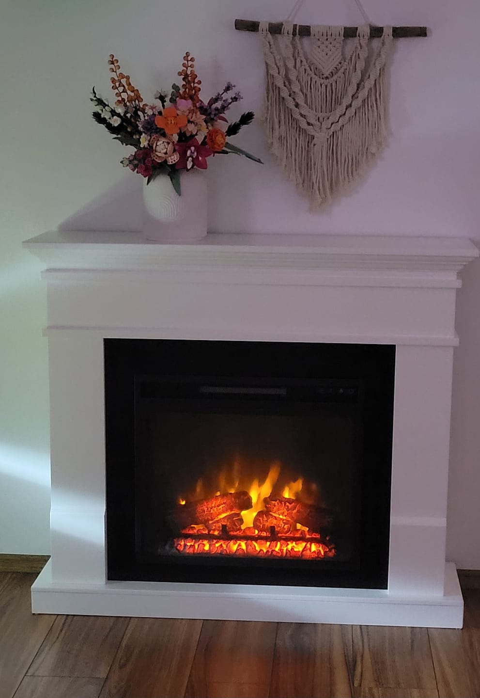 Customer photo review of Semineu ECOFLAME PRO - Lisabona white, flacara 3D de 23 inci cu teme de culoare, incalzire infrared si sunet